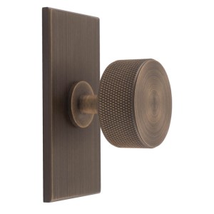 CARLISLE BRASSĀ® Knurled Radio Knob on Backplate - Antique Brass
